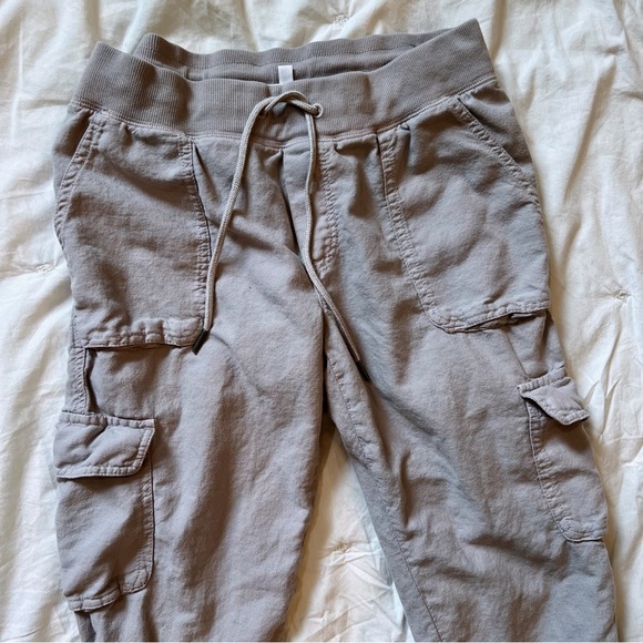 Aritzia Community Cebu Cargo Jogger Pants - Picture 4 of 9